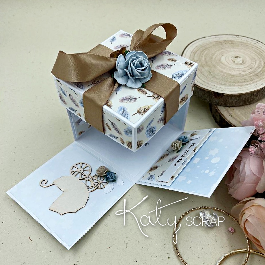 Dárková KRABIČKA na peníze pro miminko - peříčka + světle modrá