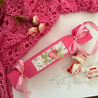Dárková krabička ve tvaru bonbónu tmavá růžová